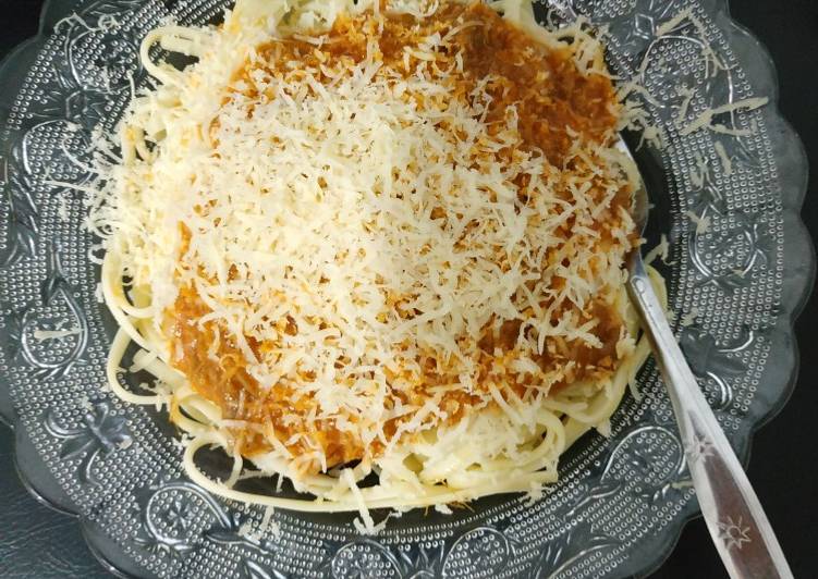Langkah Mudah untuk Menyiapkan Fettucini with Homemade Bolognese Sauce yang Bikin Ngiler