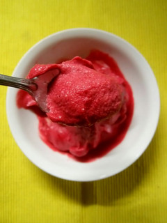 Una foto de Helado de remolacha y banana. Vegano. Económico