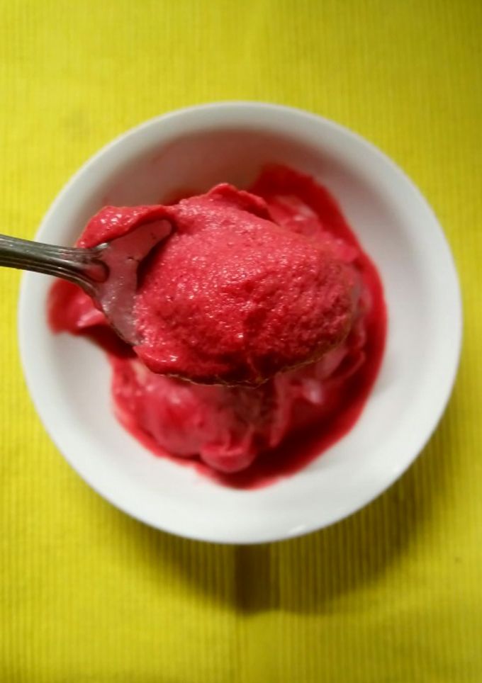 Una foto de Helado de remolacha y banana. Vegano. Económico