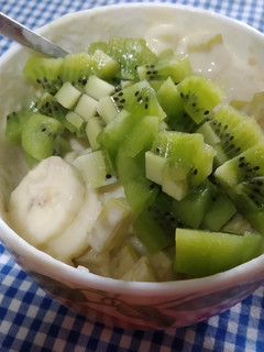 Una foto de Yogurt con fruta y copos de avena