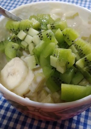 Una foto de Yogurt con fruta y copos de avena
