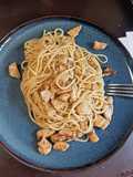 Espaguetis con queso y pollo