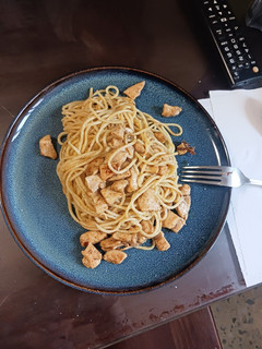 Una foto de Espaguetis con queso y pollo