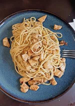Una foto de Espaguetis con queso y pollo