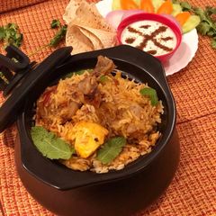 A picture of Luckhnawi chicken Biryani.