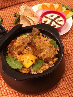 A picture of Luckhnawi chicken Biryani.
