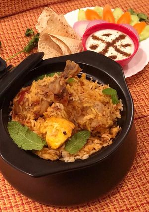 A picture of Luckhnawi chicken Biryani.
