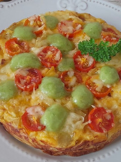 Una foto de Tortilla de patatas al horno -con tomatitos y salsa pesto-