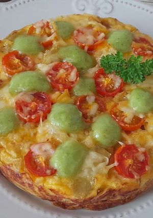 Una foto de Tortilla de patatas al horno -con tomatitos y salsa pesto-