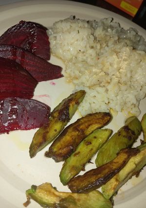 Una foto de Arroz vegano con paltas y remolachas ahumadas