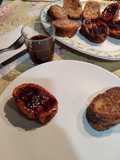 Torrijas caramelizadas con azúcar y canela 🆚 mermelada de arándanos
