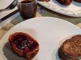Torrijas caramelizadas con azúcar y canela 🆚 mermelada de arándanos