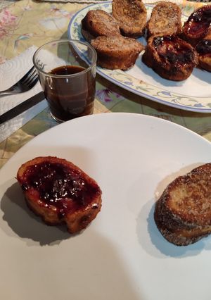 Una foto de Torrijas caramelizadas con azúcar y canela 🆚 mermelada de arándanos