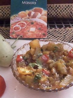 દૂધી બટાકાનું શાક (Dudhi Bataka Shak Recipe In Gujarati) રેસીપી મુખ્ય ફોટો
