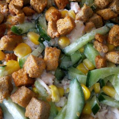 Салат с копчёной курицей и кукурузой. Кукуруза сухарики курица. Салат из красной фасоли с сухариками и сыром. Салат с фасолью и сухариками и кукурузой и курицей. Салат с ананасом и курицей и сыром и сухариками.