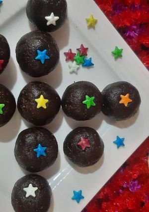 बिस्किट चॉकलेट लाडू (biscuit chocolate ladoo recipe in marathi) रेसिपी चे मुख्य फोटो