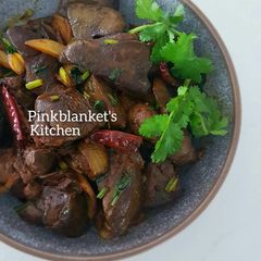 A picture of Sweet and Spicy Chicken Liver in soy and coriander sauce.
