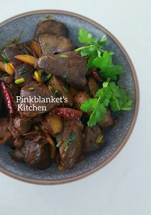 A picture of Sweet and Spicy Chicken Liver in soy and coriander sauce.