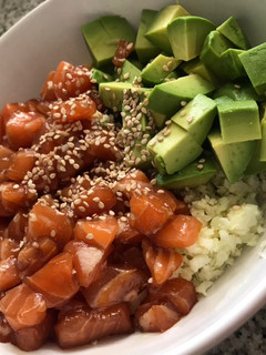 Una foto de Poke bowl de salmón, con coliflor sustituyendo el arroz