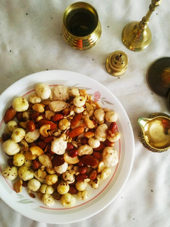 ड्राई फ्रूट मखाना नमकीन (Dry fruit makhana namkeen recipe in hindi) रेसिपी मुख्य फोटो