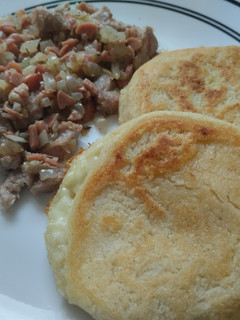 Una foto de Arepas🫓 con queso🌽🧈🧀