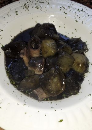Foto principal de Chipirones con patatas en su tinta