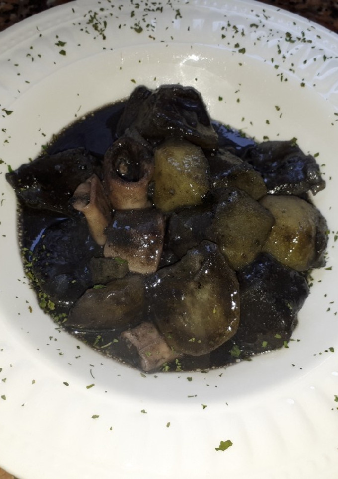 Una foto de Chipirones con patatas en su tinta