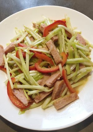 A picture of Yellow Chives with Luncheon Meat.