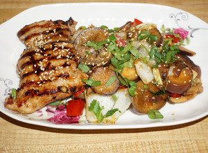 Una foto de MUSLOS DE POLLO A LA PLANCHA CON SALSA DE OSTRA. JON STYLE