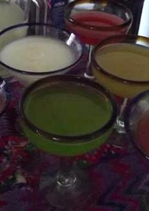 Una foto de Pulque navideño de fresa y otro de kiwi