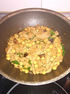 Una foto de Wok de cordero y garbanzos con verduras al curry
