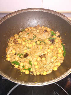Una foto de Wok de cordero y garbanzos con verduras al curry