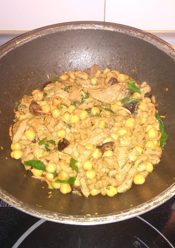 Una foto de Wok de cordero y garbanzos con verduras al curry