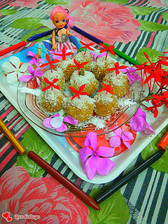 A picture of Mango coconut ladoo.