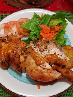 Una foto de Pollo horneado para papa.