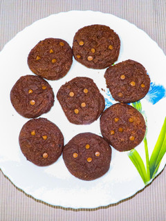 A picture of Chocochip cookies.