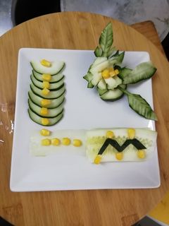 Una foto de Ensalada de pepino y maíz