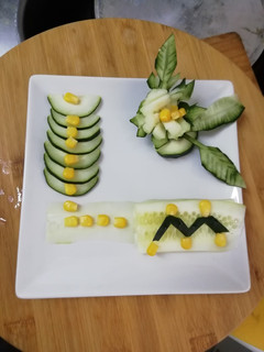 Una foto de Ensalada de pepino y maíz