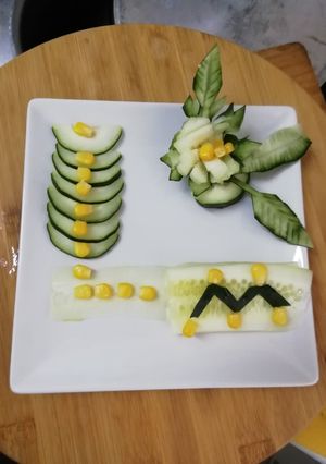 Una foto de Ensalada de pepino y maíz