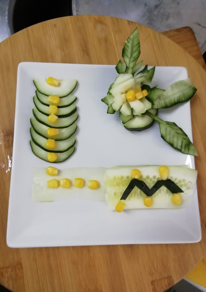 Una foto de Ensalada de pepino y maíz