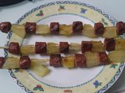 Una foto de brochetas de salchichas