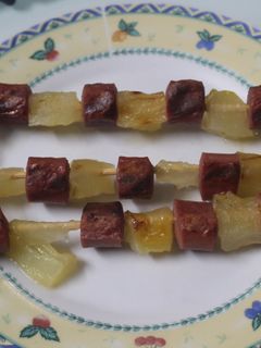 Una foto de Brochetas de melón y Frankfurt