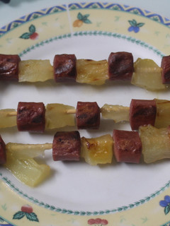 Una foto de Brochetas de melón y Frankfurt