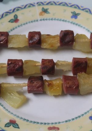 Una foto de Brochetas de melón y Frankfurt