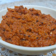 A picture of Jhanjhanit lehsun khopra aur laalmirch ki chutney.