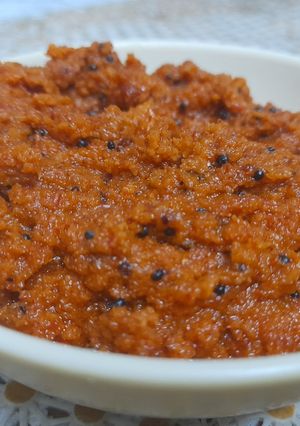 A picture of Jhanjhanit lehsun khopra aur laalmirch ki chutney.