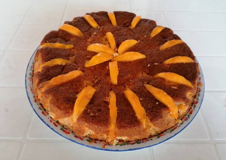 Torta con la panna e le pesche