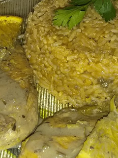 Una foto de Pechugas a la naranja con crema de nueces y almendras