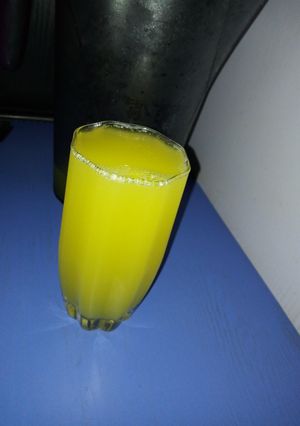 A picture of Pineapple and lemon drink.