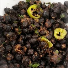 A picture of Kalay chana chat.